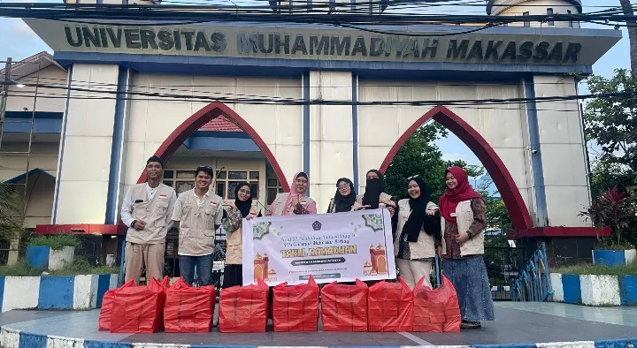 Mahasiswa S2 Pendidikan Bahasa Inggris PPs Unismuh Makassar Berbagi Takjil di Depan Kampus
