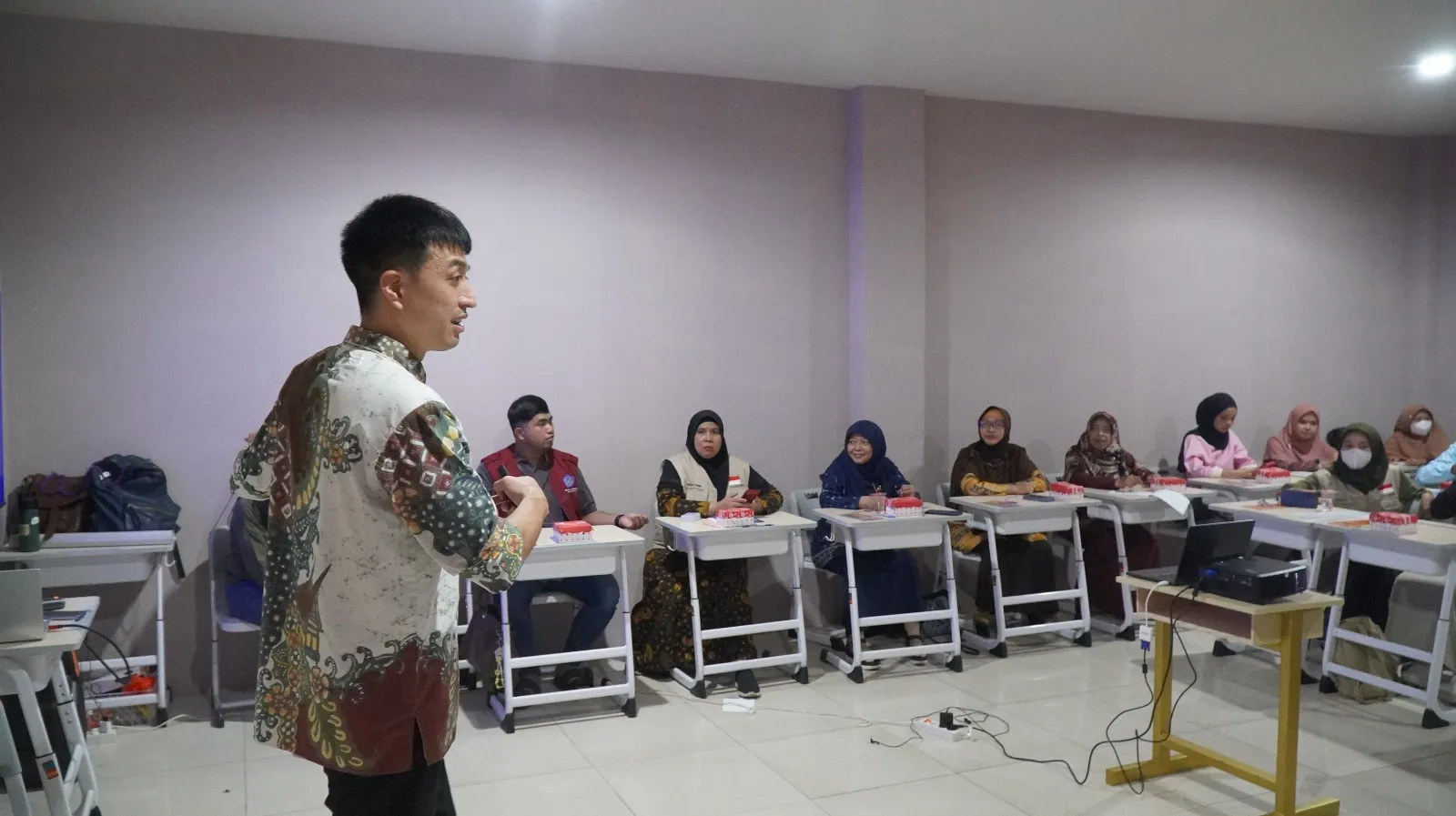 Gandeng FILBA, Prodi S2 Pendidikan Bahasa Inggris Unismuh Gelar Workshop Pengajaran Melalui Story Telling